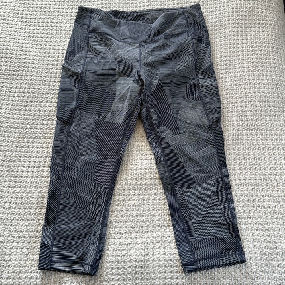 EUC Lululemon crop leggings with side pockets